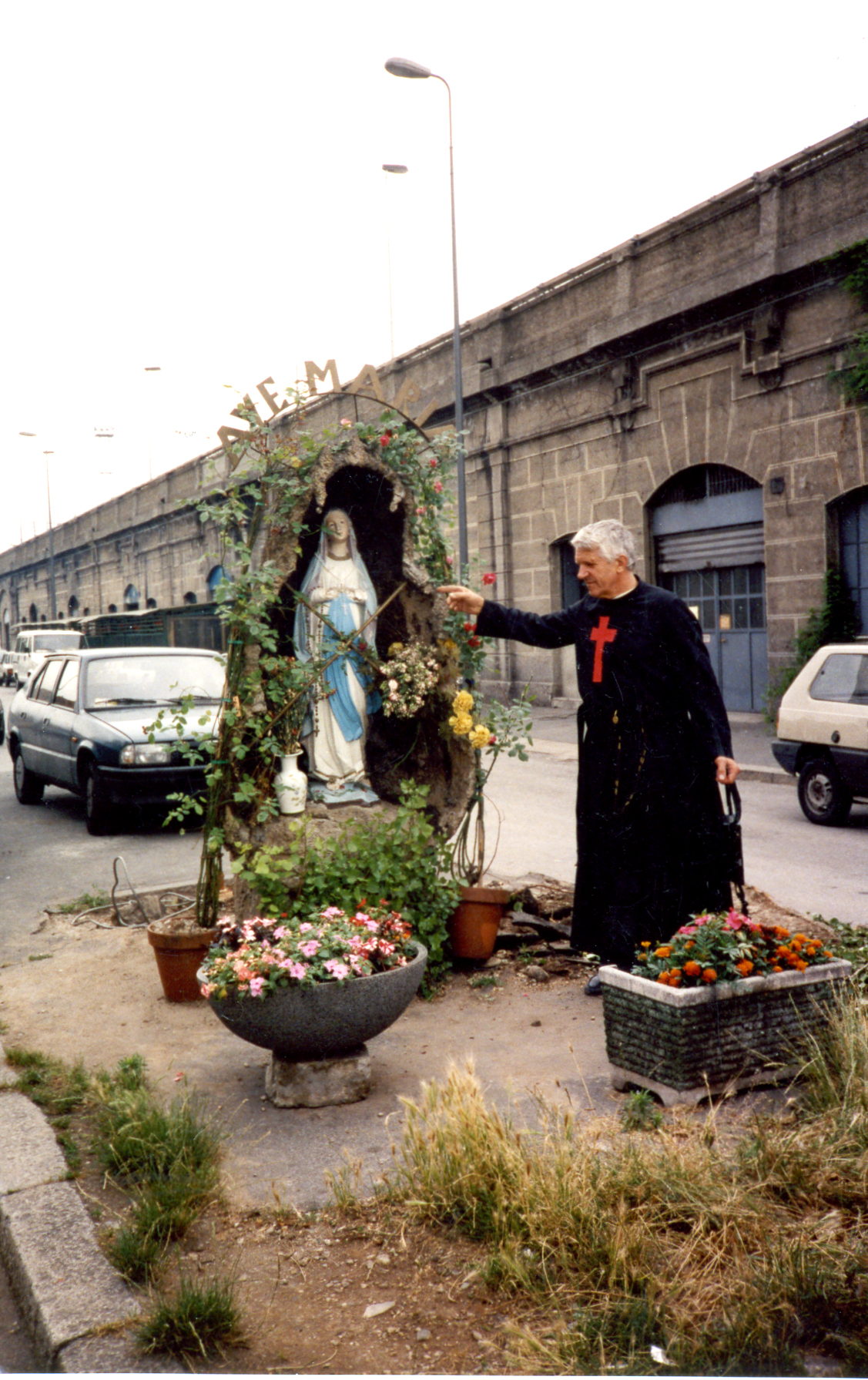 Importante_Fr. Ettore davanti alla Madonna del Rifugio