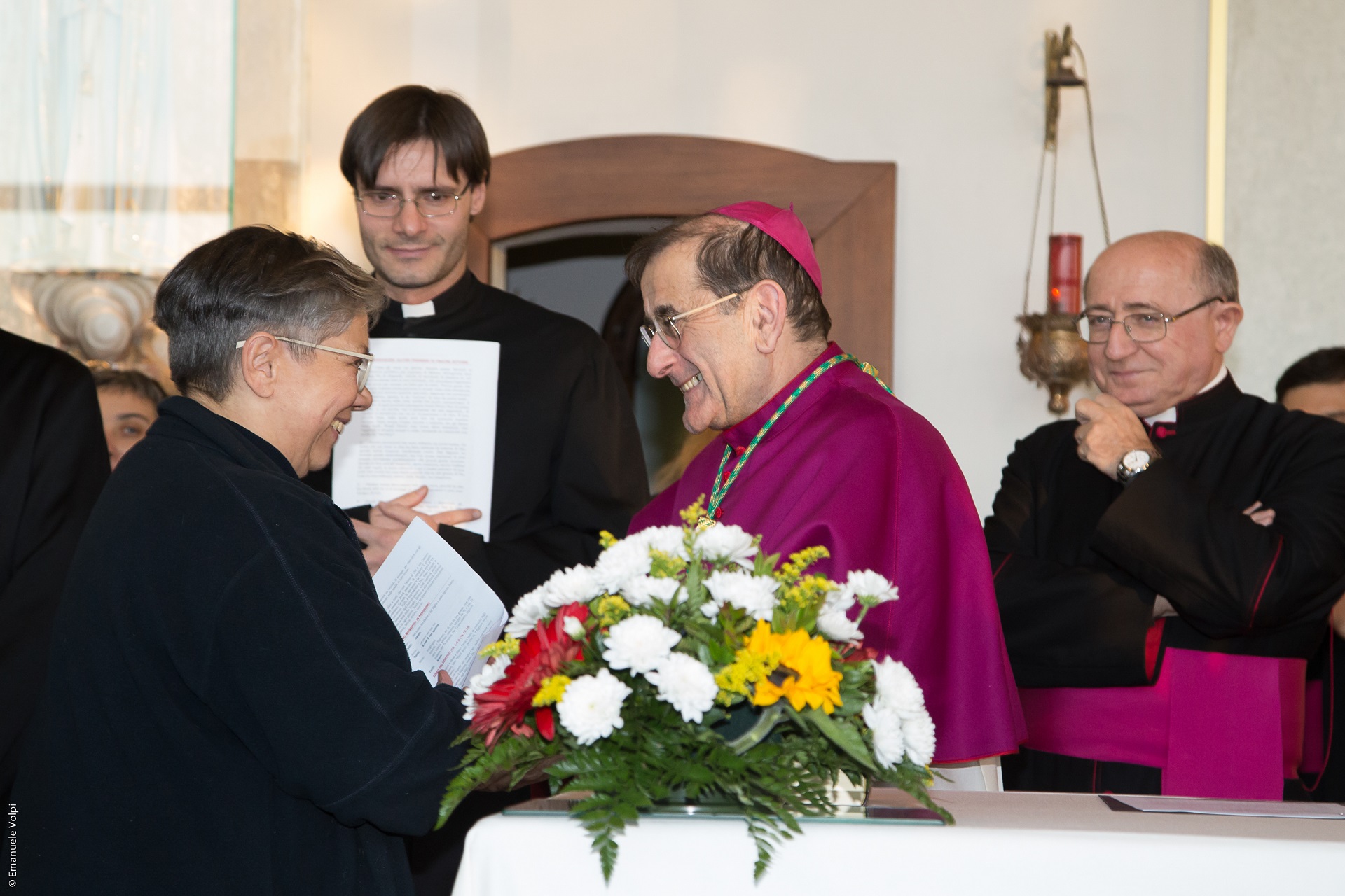 L’Arcivescovo di Milano sua eccellenza mons. Mario Delpini salutato da sorella Teresa Martino al suo arrivo in Casa Betania (Seveso), casa madre dell’Opera Fratel Ettore.